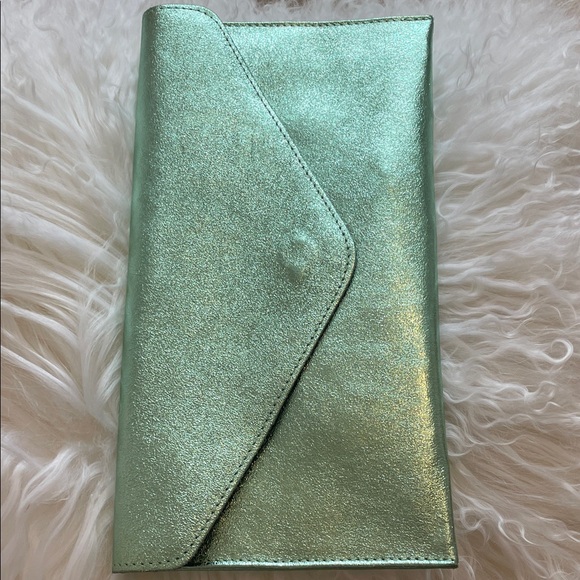 🧚‍♀️✨ Mint Green Metallic Clutch Made in Italy BENOA 🧚‍♀️✨ - Picture 7 of 9